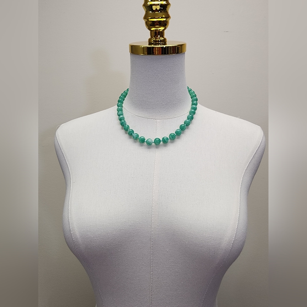 Vintage Green Stone Beaded Necklace Carved Floral Clasp Graduated Heavy - Picture 6 of 6